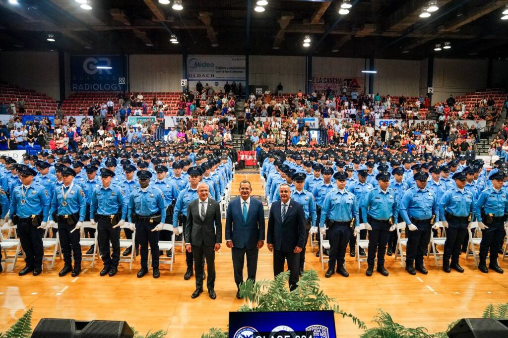Gradúan 300 nuevos agentes del Negociado de la Policía