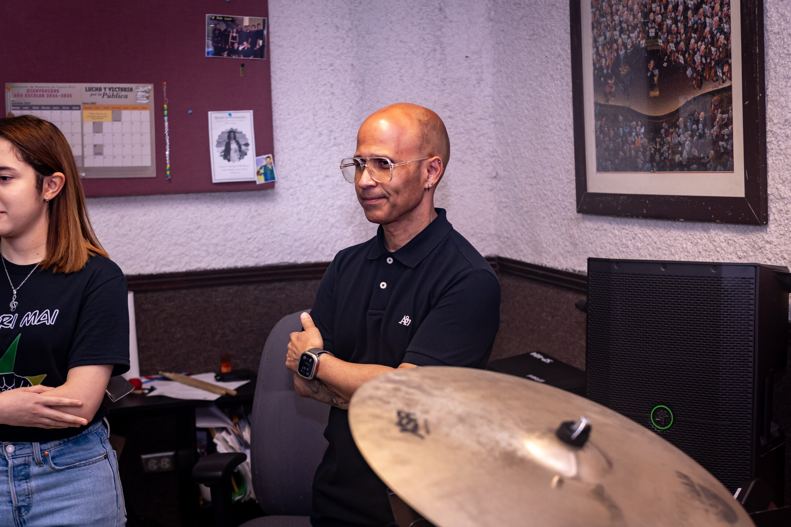 El maestro de música Juan Carlos Bruno de la Escuela Libre de Música Antonio Paoli de Caguas, se muestra reflexivo al observar los instrumentos donados por Home Power Sun Energy, para uso de los estudiantes que forman parte de la agrupación que dirige, Supari Mai Steel Band.