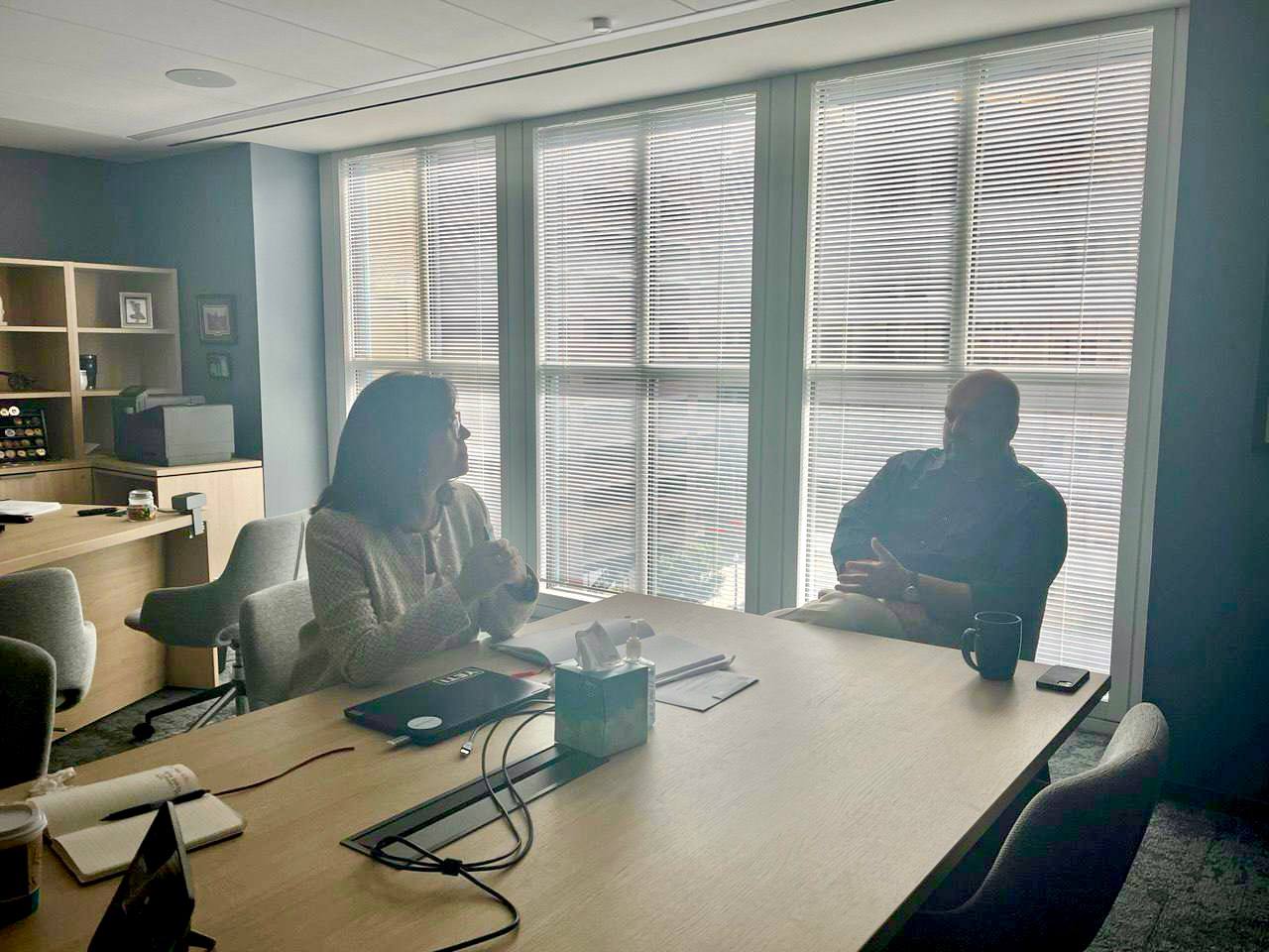 La directora ejecutiva del Banco de Desarrollo Económico, Carmen Vega Fournier junto a Brandon Milhorn, Presidente y CEO de Conference of State Bank Supervisors.