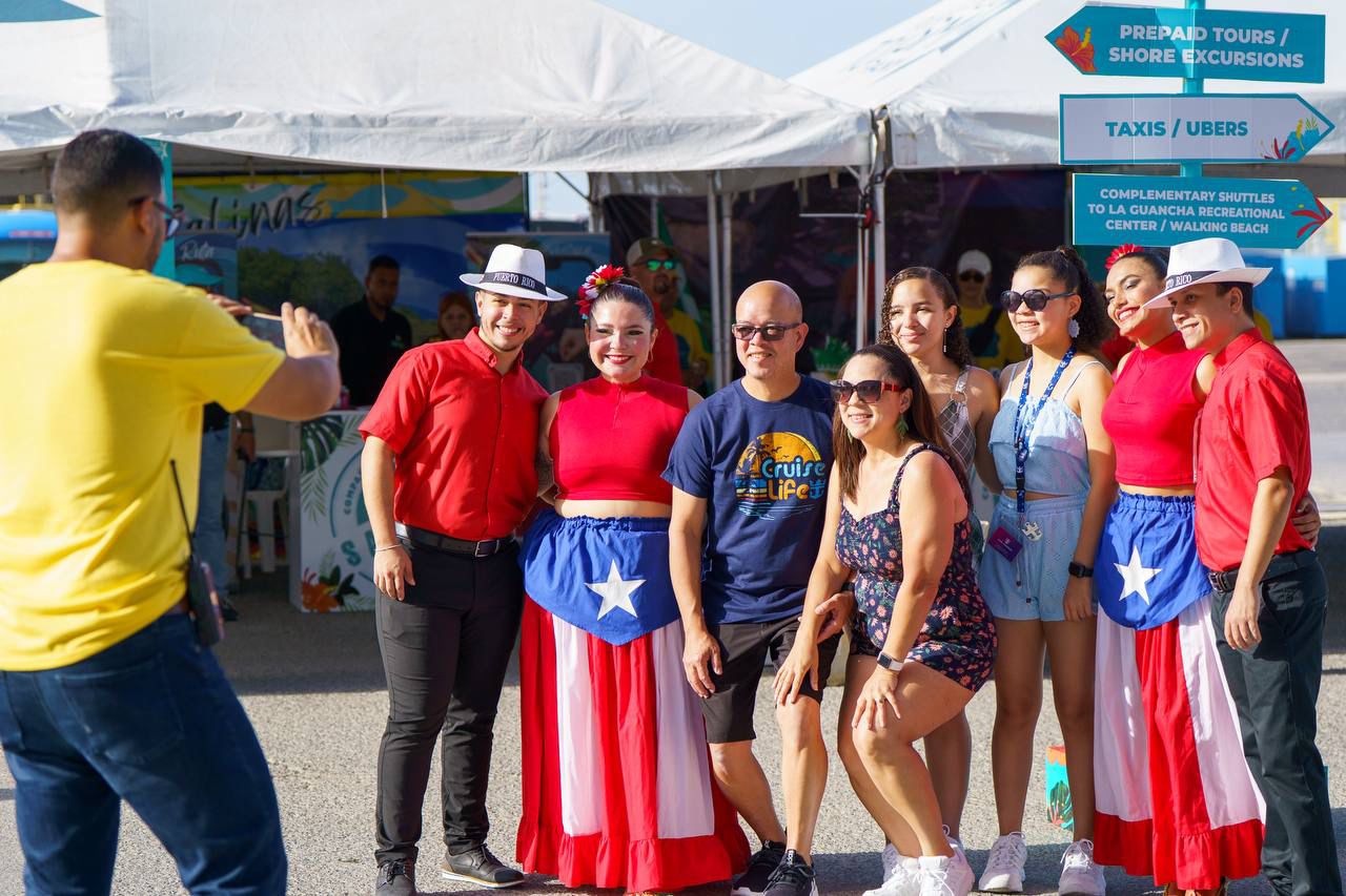 Turistas disfrutando de su llegada a Puerto Rico