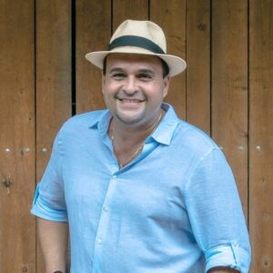 Este año, Omar Santiago Fuentes, original de Hatillo, se une a este selecto grupo de reconocidos artistas, destacándose por su incansable labor en la preservación y divulgación de nuestra música tradicional.