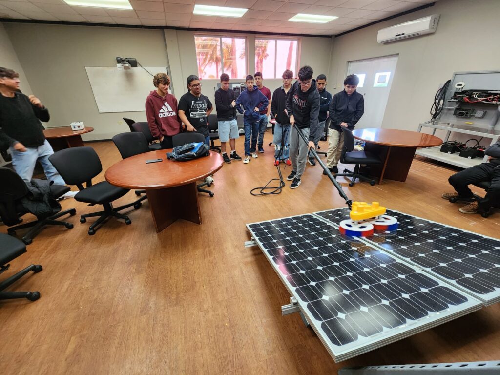 El sexto campamento ofreció una introducción técnica al diseño, instalación y mantenimiento de sistemas fotovoltaicos