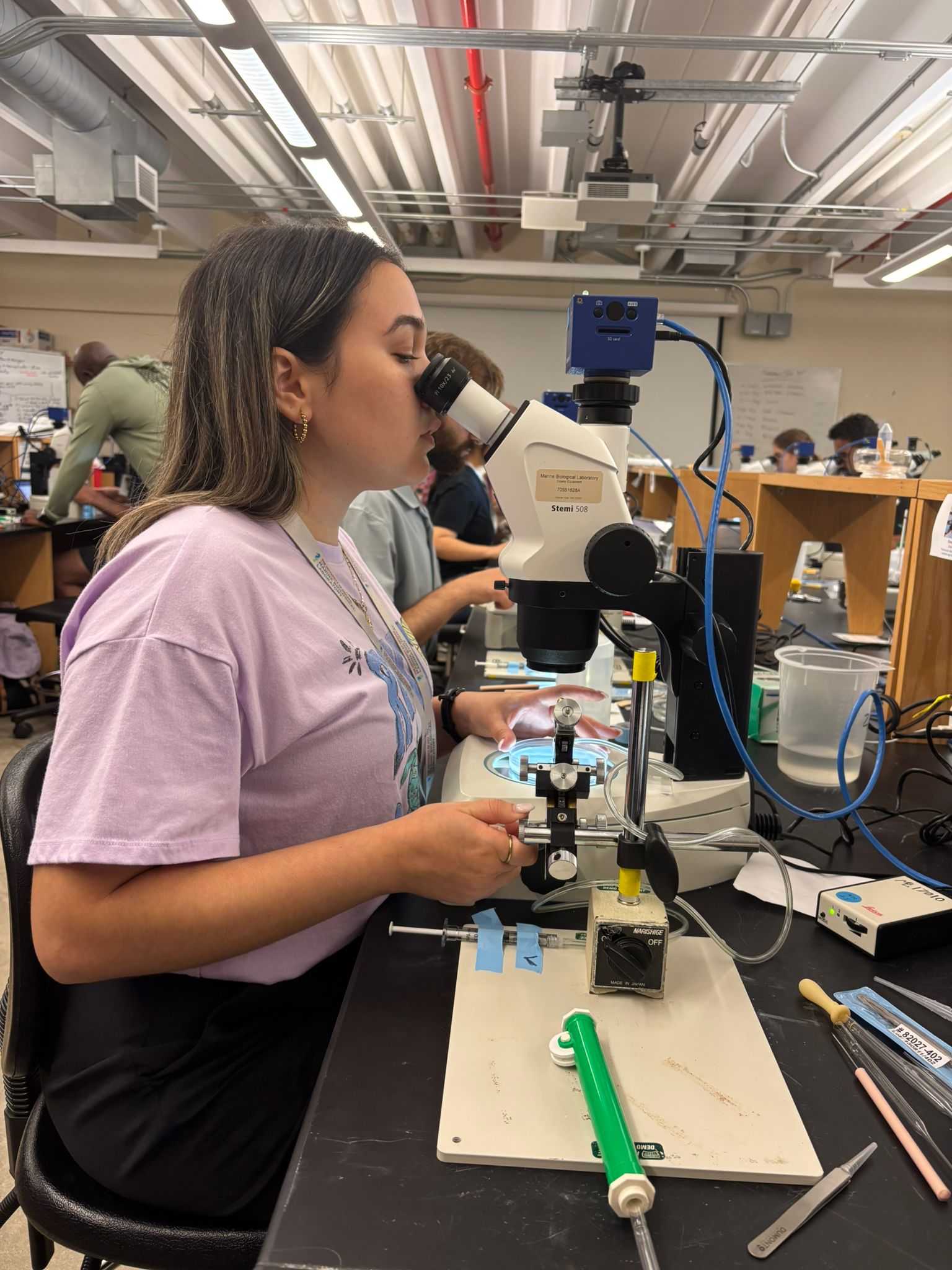Alana del Coral López en el Marine Biological Laboratory in Woods Hole Massachusetts