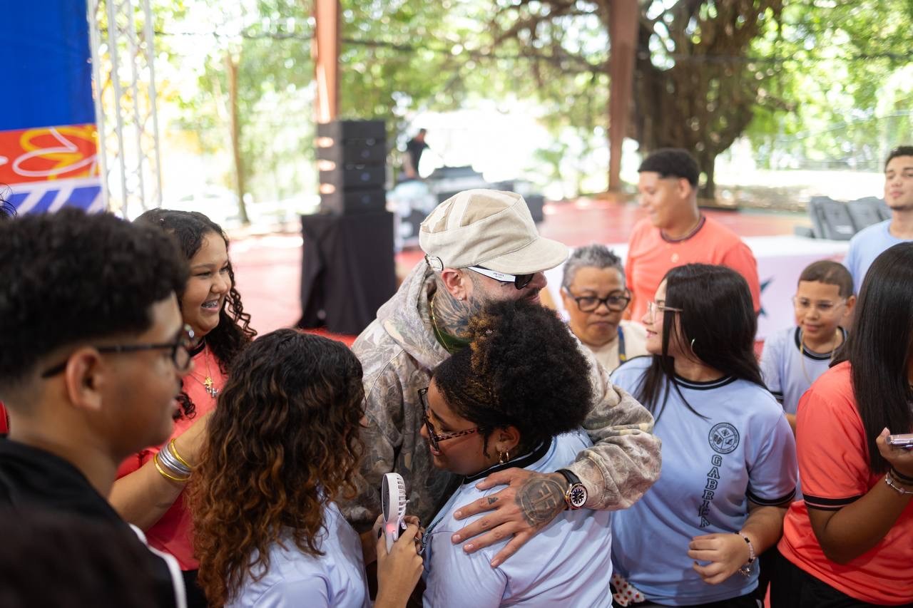 El artista urbano Farruko comparte con los estudiantes de la escuela Gabriela Mistral en San Juan.