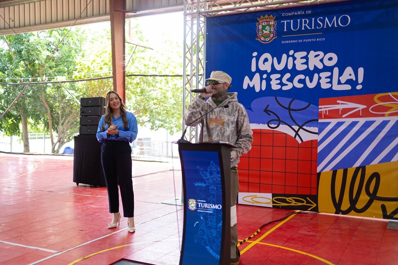 El artista urbano Farruko se dirige a los presentes durante la actividad.