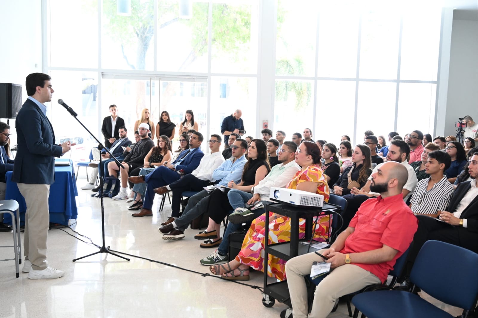 Casa llena el conversatorio del Comisionado Residente en La Católica, Ponce