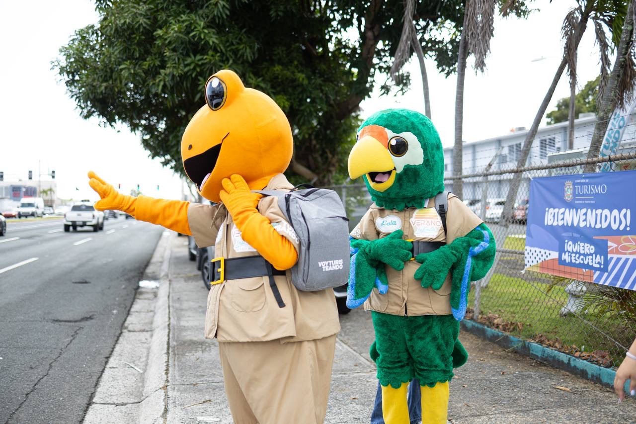 Javi y Lola le dan la bienvenida a estudiantes en la actividad de regreso a la escuela “Quiero Mi Escuela”.