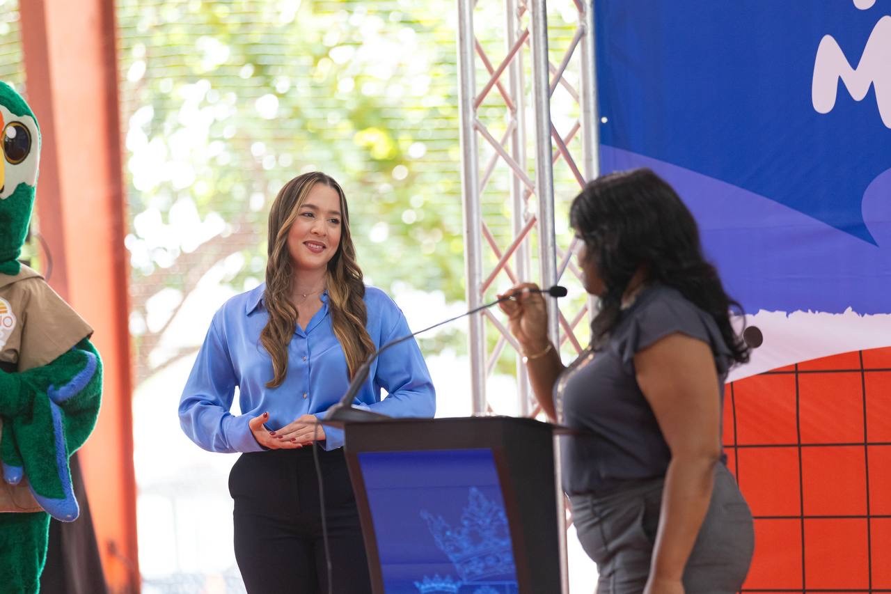 a directora ejecutiva de la Compañía de Turismo de Puerto Rico, Willianette Robles Cancel, durante la actividad.