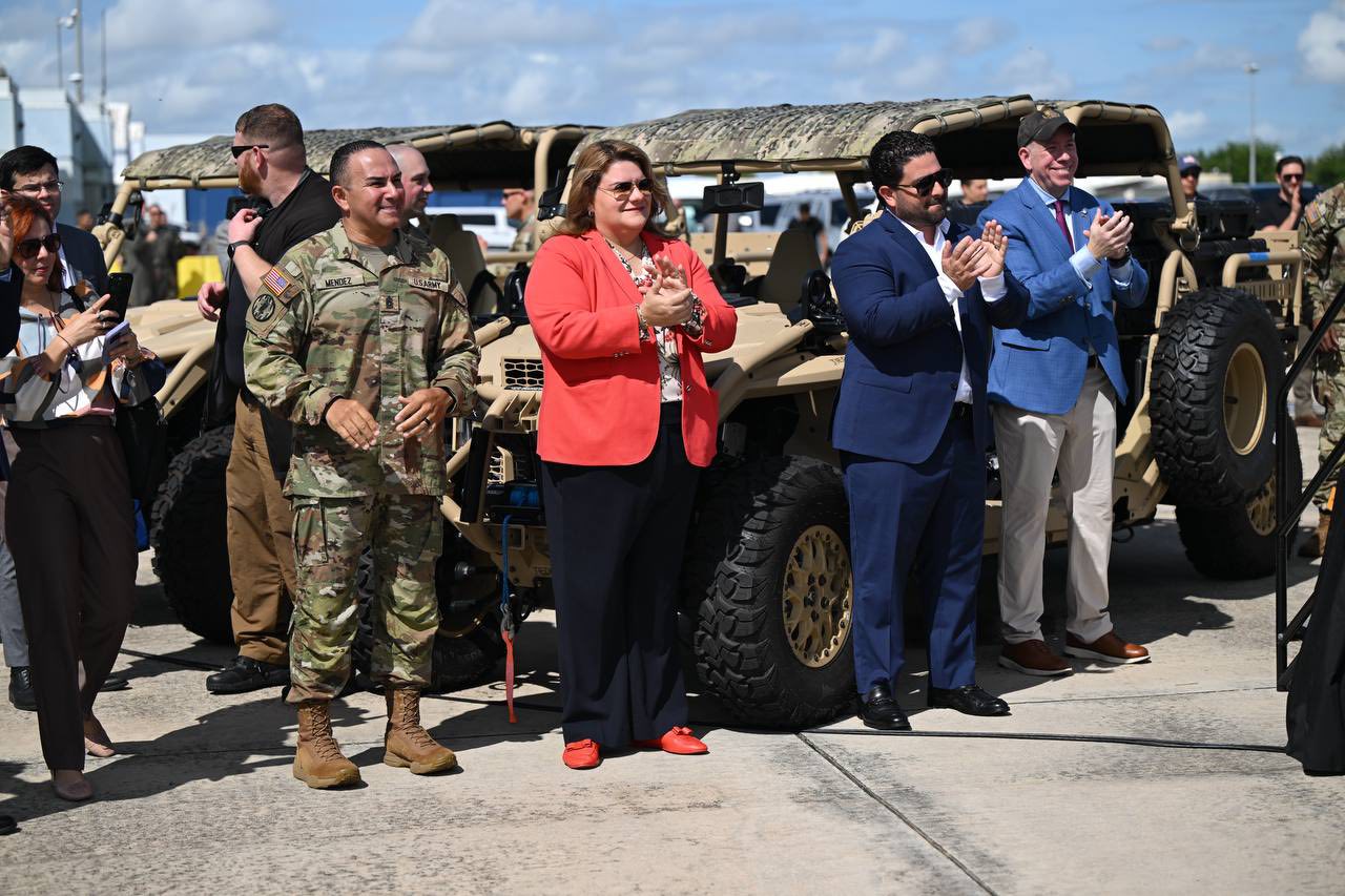 La Gobernadora junto al Primer Caballero y el Secretario de Seguridad Pública General Arturo Garffer.