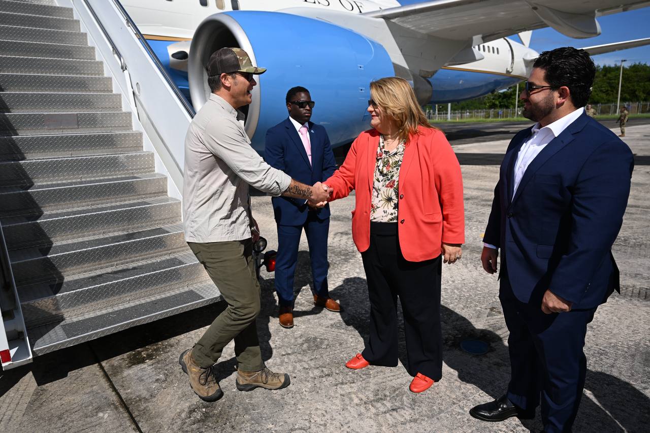 La gobernadora de Puerto Rico Jenniffer González Colón junto al primer caballero el doctor José Yovín Vargas recibiendo al secretario de guerra Pete Hegseth.