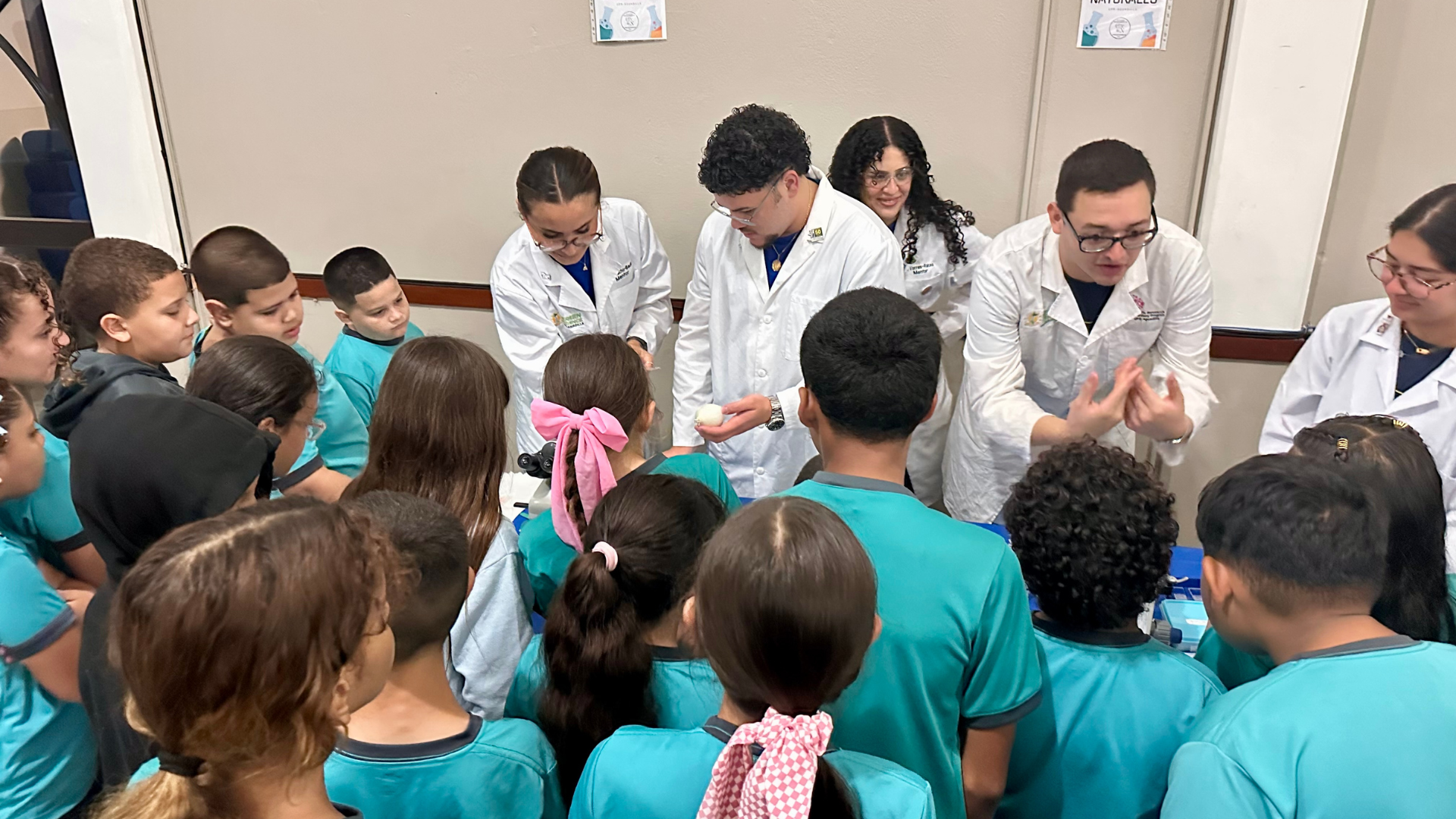 Alumnos del Departamento de Ciencias Naturales de la UPR Aguadilla muestran experiencias científicas a los estudiantes de escuela intermedia