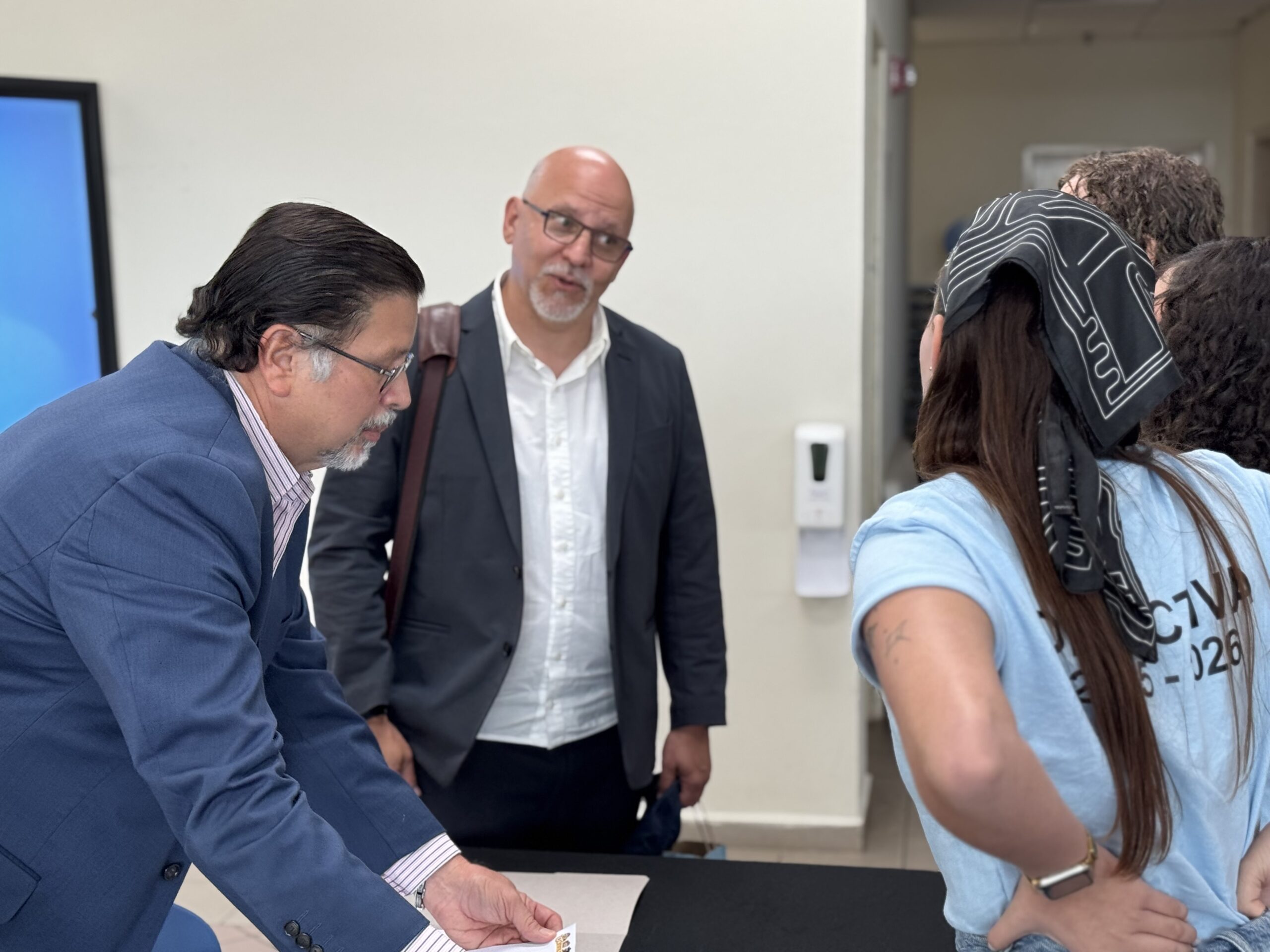 Rector UPR Bayamon (izqueirda a derecha) y Raul Echevarria orientan a estudiantes sobre el programa
