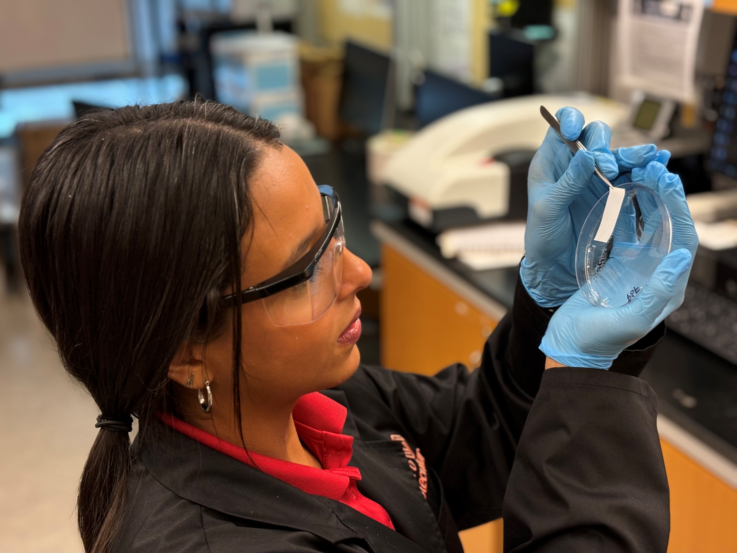 Alondra Rodriguez Rolon trabajando en el Centro Molecular-UPR con una de sus membranas