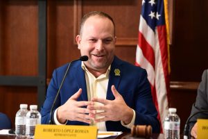 Representante Roberto López - Suministrada