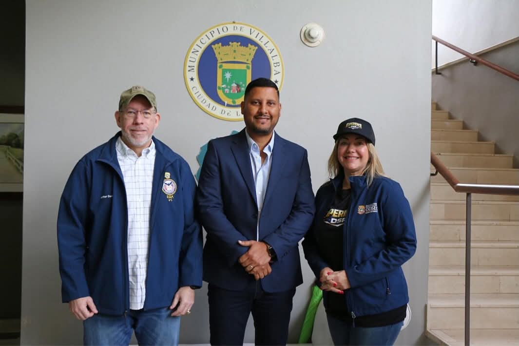 El secretario del Departamento de Seguridad Pública, general Arturo Garffer; el alcalde de Villalba, Dan Santiago y la directora ejecutiva de ODSEC, Keren Riquelme.