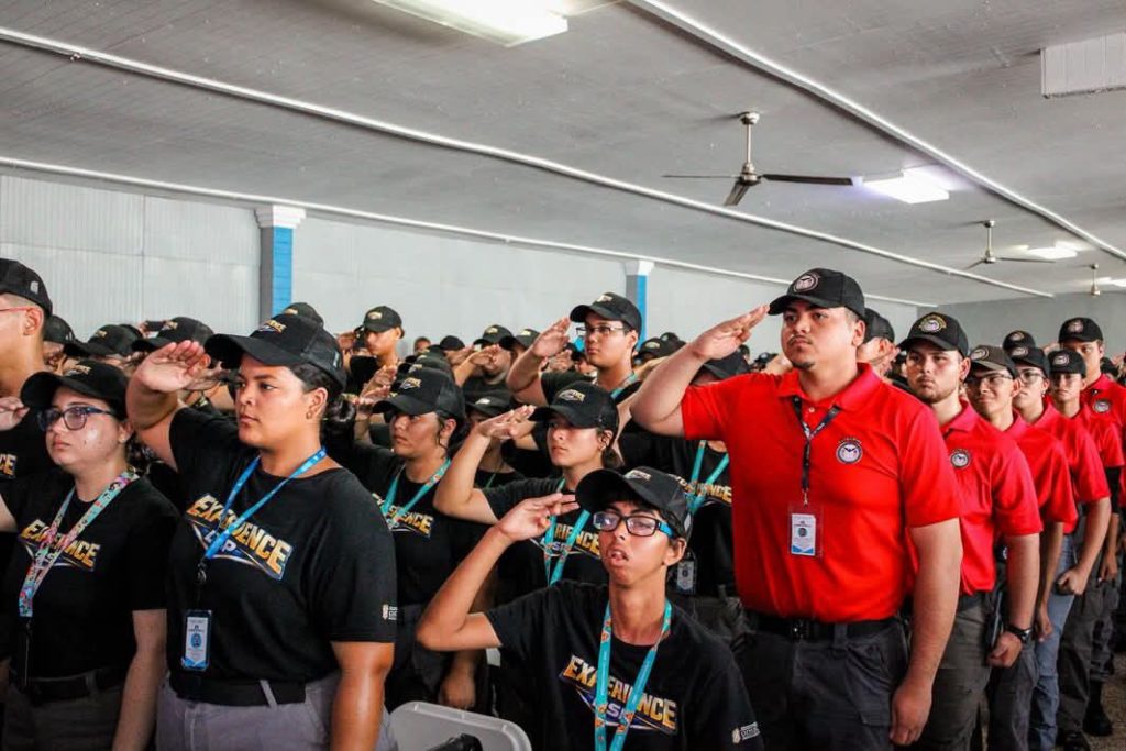 La ceremonia marcó el cierre de meses de capacitación, durante los cuales los participantes desarrollaron destrezas de liderazgo, disciplina y trabajo en equipo.