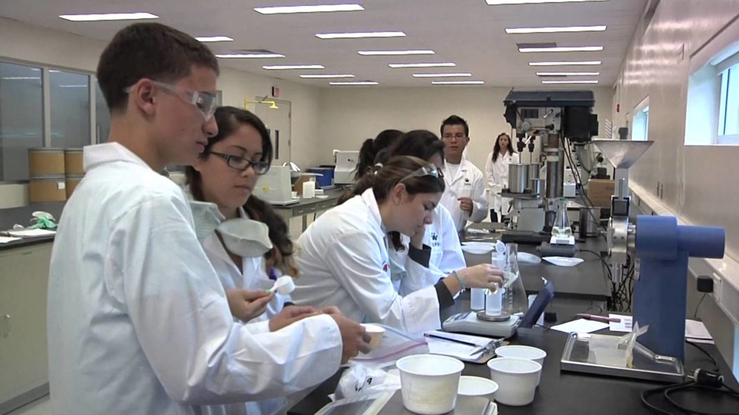 DDEC abre convocatoria de Beca Teodoro Moscoso para estudiantes • WIPR