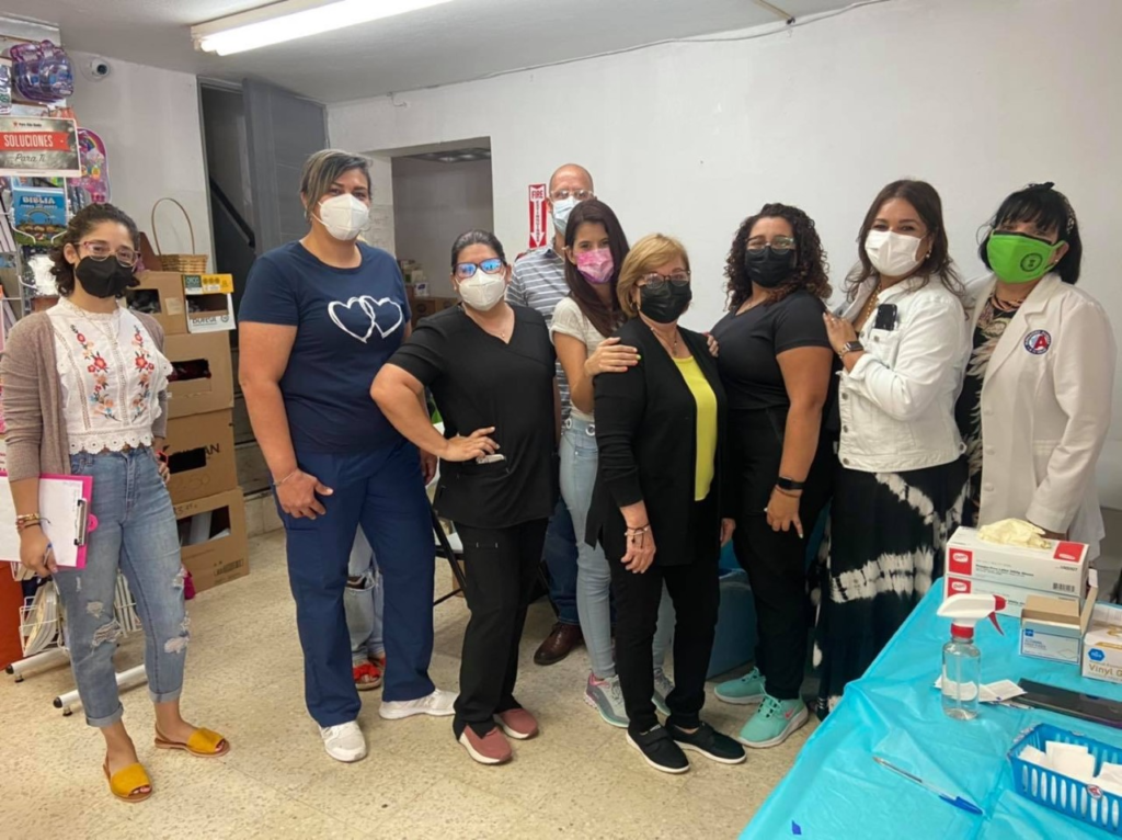 En la foto personal del municipio de Barceloneta y la Farmacia San Martín a cargo de la vacunación