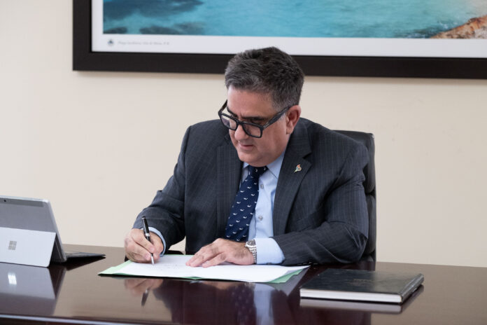 El secretario de Recursos Naturales y Ambientales, Rafael A. Machargo, firma Orden Administrativa 2021-10