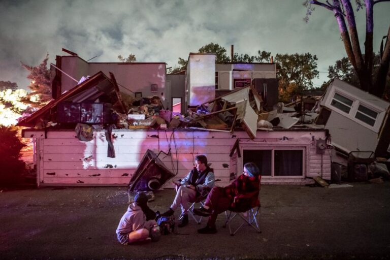 EEUU: Tornado azota suburbio de Chicago, deja daños y heridos • WIPR