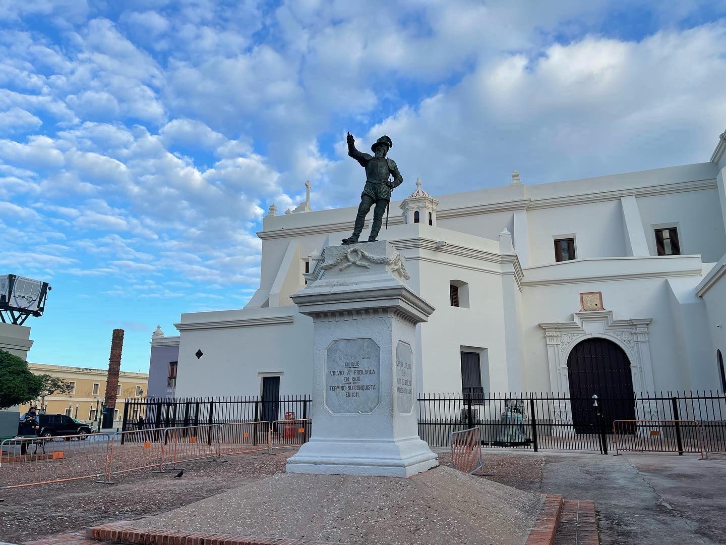 Reinstalan la estatua de Juan Ponce de León en el Viejo San Juan.
