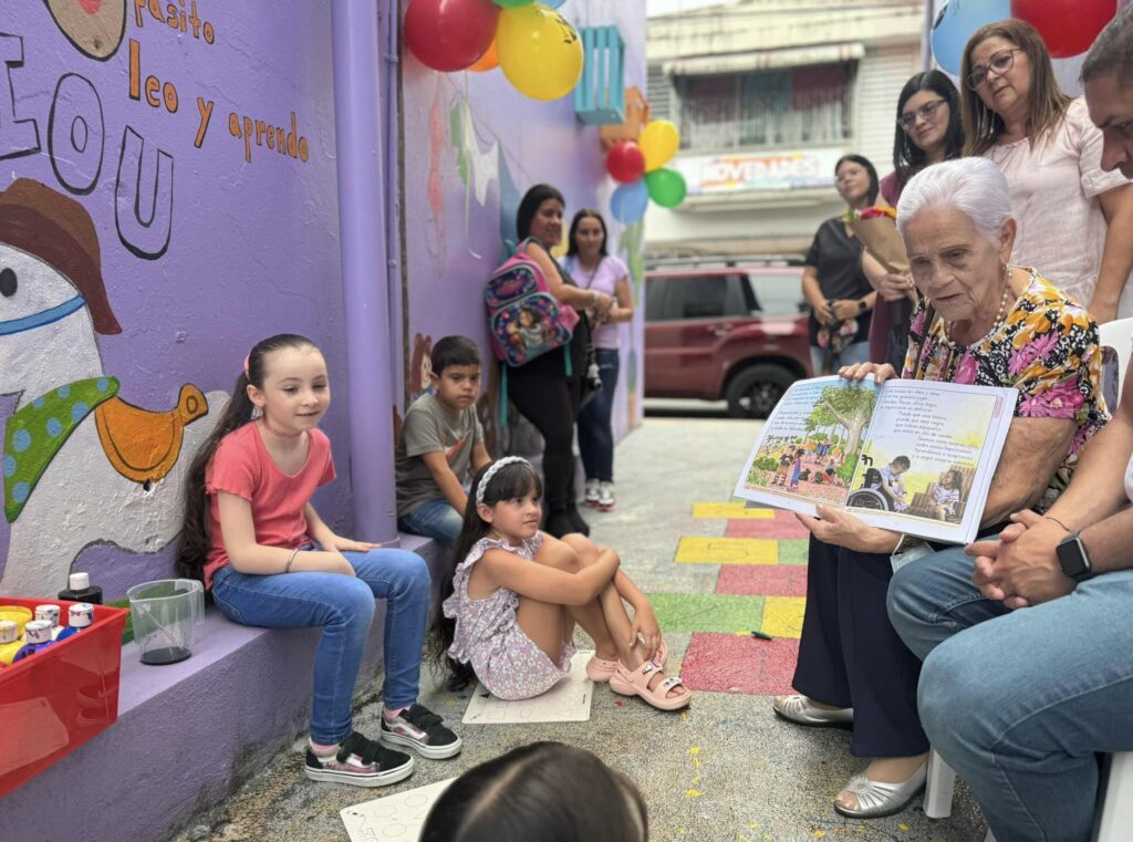 Naranjito honra a “Mrs. Lily”, maestra de 93 años que aún enseña a leer y escribir