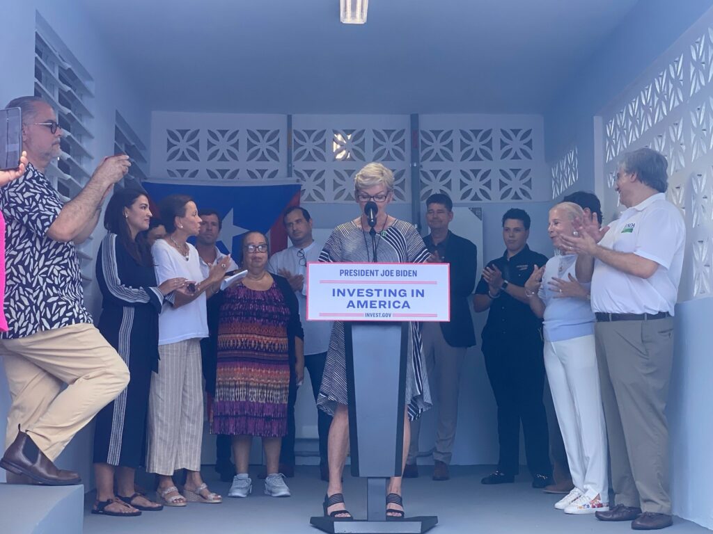 Secretaria de Energía y congresistas celebran instalación de paneles solares con subvención federal