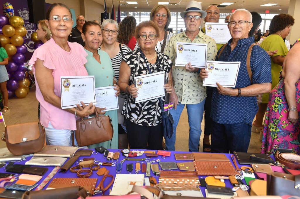 160 adultos mayores se gradúan del Taller Municipal de Artesanías de Canóvanas