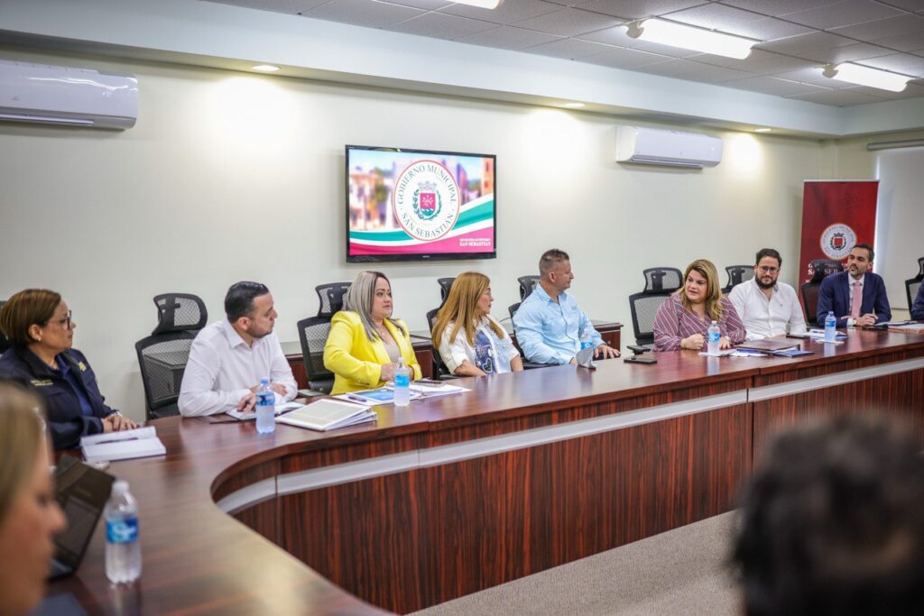 En este primer recorrido, González Colón se reunió con el alcalde de San Sebastián, Eladio “Layito” Cardona Quiles, y discutieron las mejoras a las carreteras, edificios públicos recreativos y vivienda para los ciudadanos.