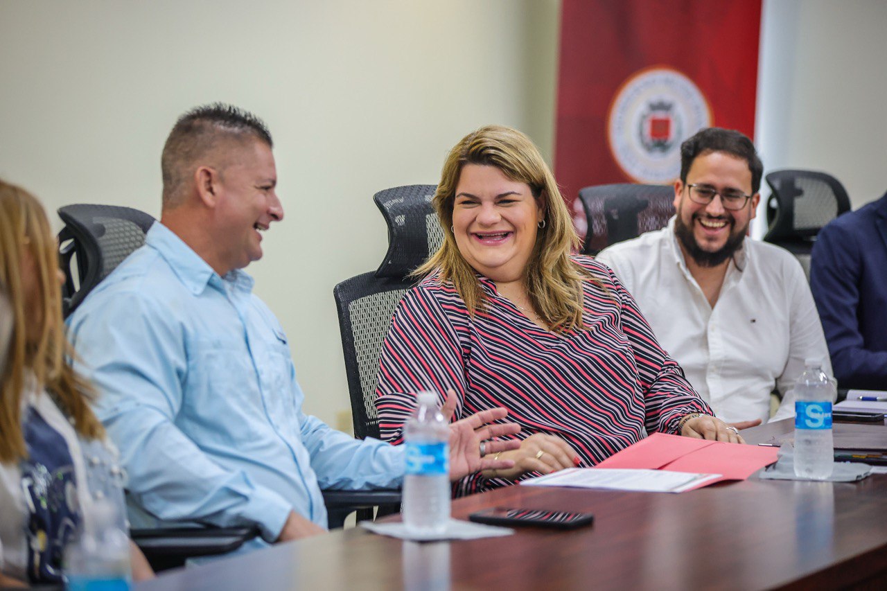 En este primer recorrido, González Colón se reunió con el alcalde de San Sebastián, Eladio “Layito” Cardona Quiles, quien estuvo junto a la primera dama Iris N. Barreto, y discutieron las mejoras a las carreteras, edificios públicos recreativos y vivienda para los ciudadanos.