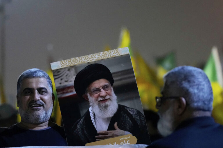 El líder supremo de Irán atribuye las protestas y la violencia a injerencia extranjera
