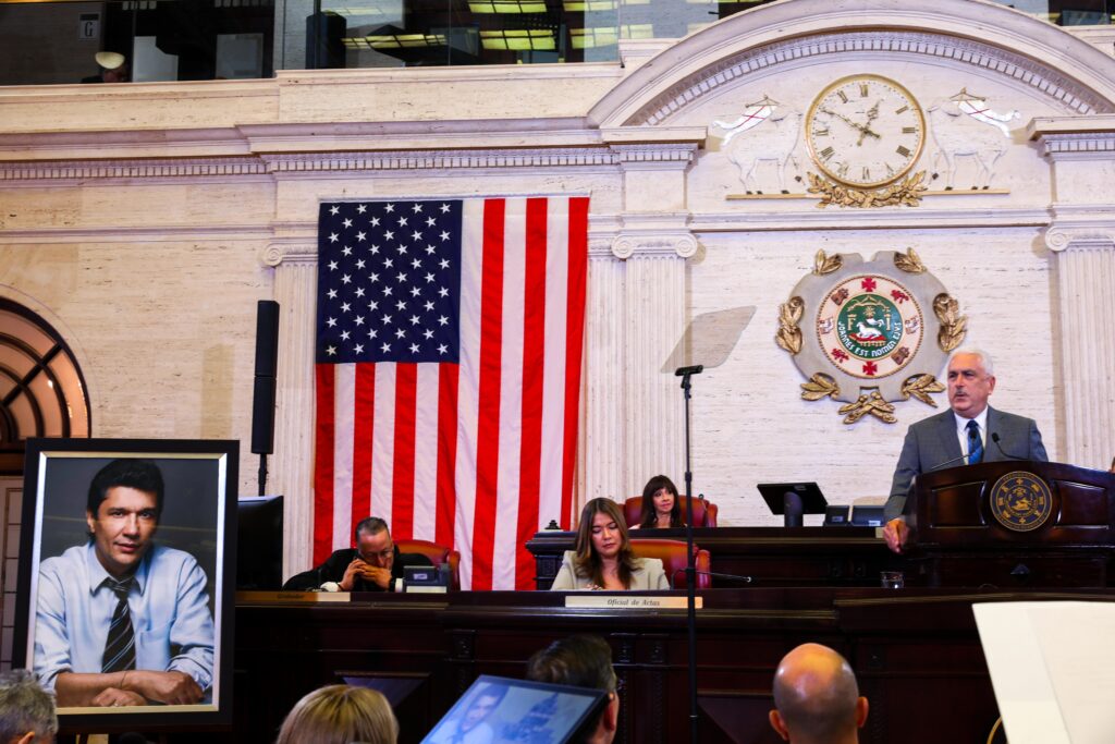 Senado rinde homenaje a la trayectoria profesional del productor y ...