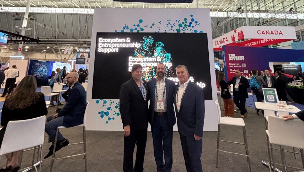 Los directores del Centro Molecular UPR -los doctores Jose Lasalde Mario Maura y Martin Montoya- en la BIO Internacional en Boston