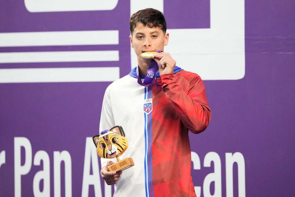 Xavier Ruíz se proclamó campeón panamericano junior en los 100m pecho masculino con tiempo de 1:00.84.