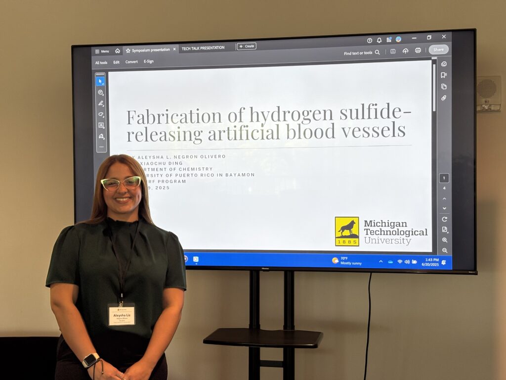 Aleysha Liz Negrón Olivero, estudiante de Ciencias Naturales con concentración en Biología General y certificación en Biotecnología