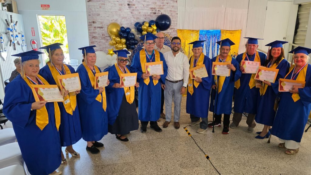 Alcalde de Ciales junto a los adultos mayores que completaron el curso de computadora