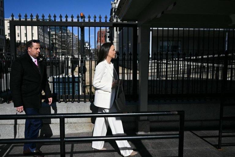 Trump recibe a María Corina Machado tras llamar “fantástica” a Delcy Rodríguez