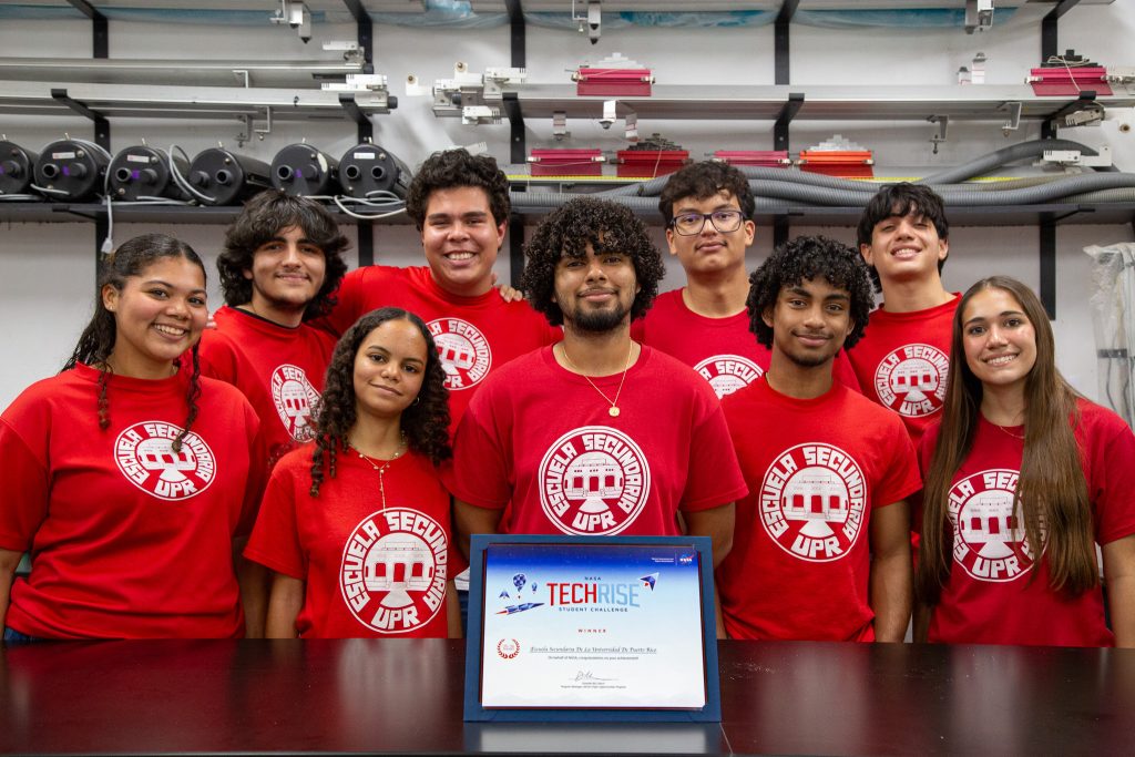 Foto grupal de los estudiantes que componen el equipo de NASA TECH Rise - Suministrada