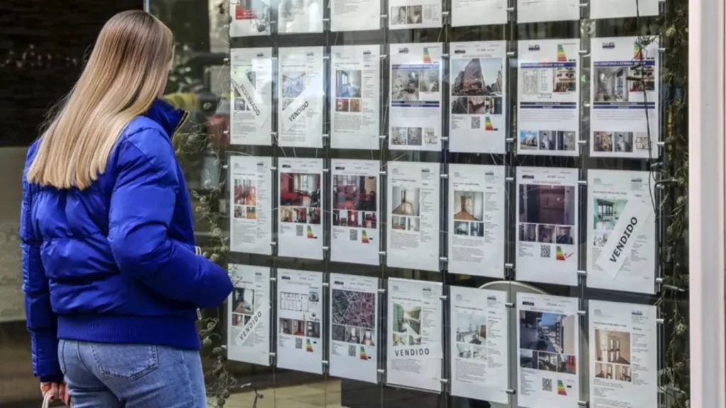 En 2026, los datos del ministerio calculan que más de 630.000 personas tendrán que renovar su contrato. / EFE